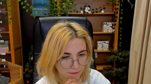 Snapshot of moon13152 chatting on 01-04-25, 12:59 Katrin online show from 01-04-25, 12:59