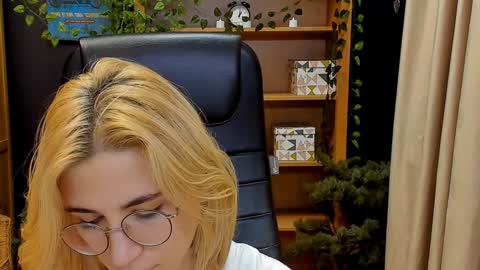 Snapshot of moon13152 chatting on 01-04-25, 04:01 Katrin online show from 01-04-25, 04:01