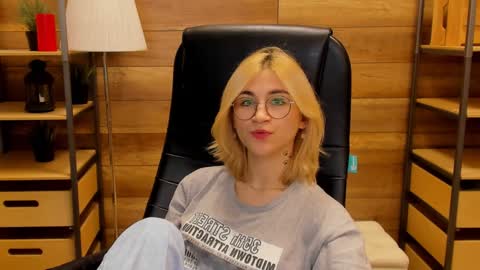 Snapshot of moon13152 chatting on 01-05-25, 04:58 Katrin online show from 01-05-25, 04:58