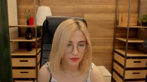 Snapshot of moon13152 chatting on 01-08-25, 05:27 Katrin online show from 01-08-25, 05:27