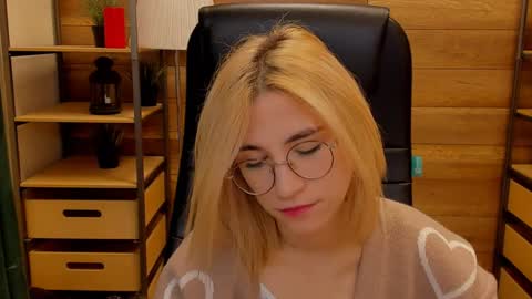 Snapshot of moon13152 chatting on 01-08-25, 09:23 Katrin online show from 01-08-25, 09:23