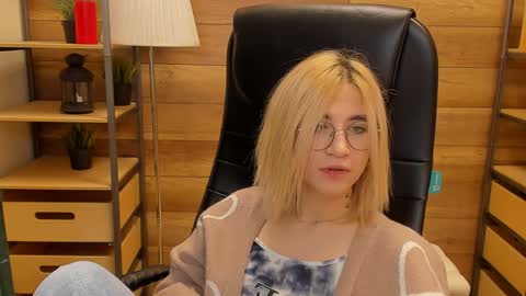 Snapshot of moon13152 chatting on 01-09-25, 12:35 Katrin online show from 01-09-25, 12:35