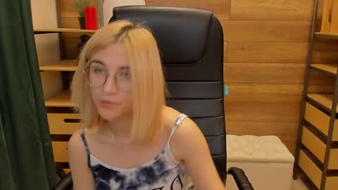 Snapshot of moon13152 chatting on 01-09-25, 03:36 Katrin online show from 01-09-25, 03:36