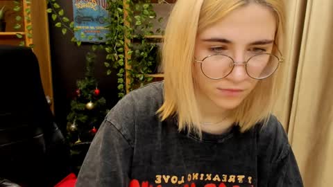 Snapshot of moon13152 chatting on 01-10-25, 12:38 Katrin online show from 01-10-25, 12:38