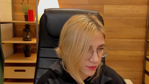 Snapshot of moon13152 chatting on 01-11-25, 09:57 Katrin online show from 01-11-25, 09:57