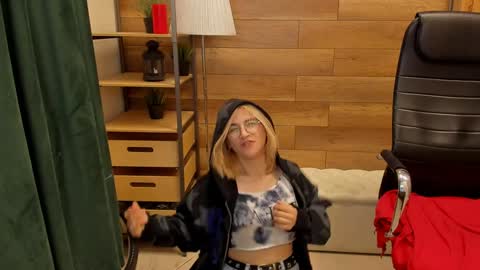Snapshot of moon13152 chatting on 01-12-25, 05:45 Katrin online show from 01-12-25, 05:45
