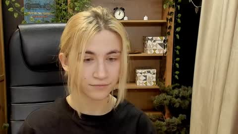 Snapshot of moon13152 chatting on 01-19-25, 05:07 Katrin online show from 01-19-25, 05:07