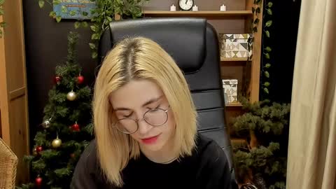 Snapshot of moon13152 chatting on 01-19-25, 08:09 Katrin online show from 01-19-25, 08:09