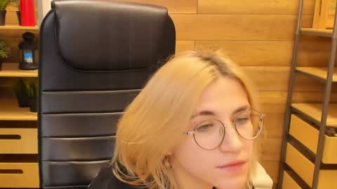 Snapshot of moon13152 chatting on 01-22-25, 09:54 Katrin online show from 01-22-25, 09:54