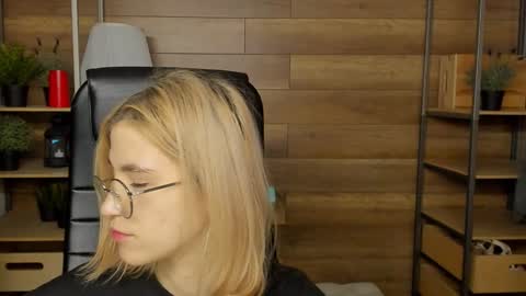 Snapshot of moon13152 chatting on 01-23-25, 11:15 Katrin online show from 01-23-25, 11:15