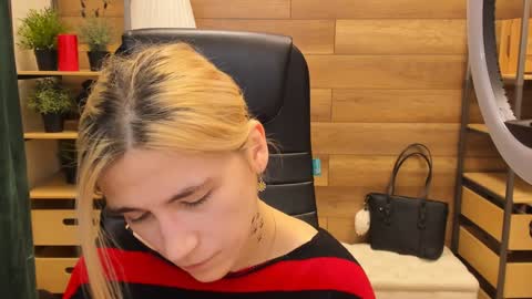 Snapshot of moon13152 chatting on 01-27-25, 10:38 Katrin online show from 01-27-25, 10:38