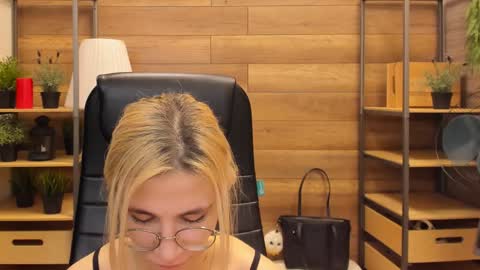 Snapshot of moon13152 chatting on 01-28-25, 02:00 Katrin online show from 01-28-25, 02:00