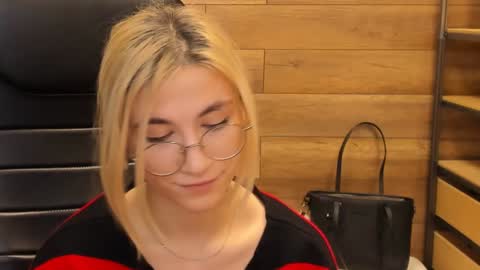 Snapshot of moon13152 chatting on 01-28-25, 05:11 Katrin online show from 01-28-25, 05:11
