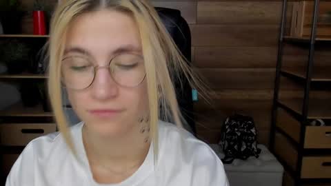 Snapshot of moon13152 chatting on 02-01-25, 03:41 Katrin online show from 02-01-25, 03:41