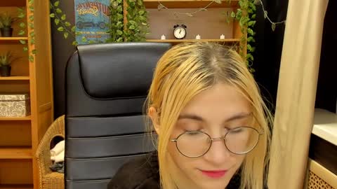 Snapshot of moon13152 chatting on 02-01-25, 09:08 Katrin online show from 02-01-25, 09:08