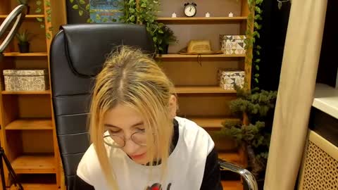 Snapshot of moon13152 chatting on 02-02-25, 12:09 Katrin online show from 02-02-25, 12:09
