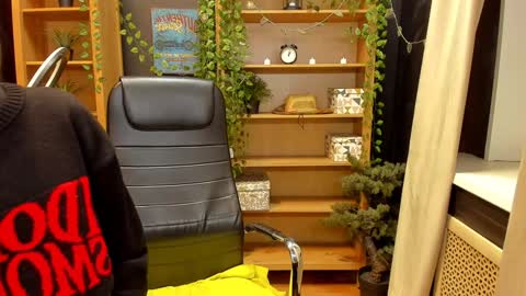 Snapshot of moon13152 chatting on 02-02-25, 03:10 Katrin online show from 02-02-25, 03:10