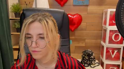 Snapshot of moon13152 chatting on 02-18-25, 03:54 Katrin online show from 02-18-25, 03:54
