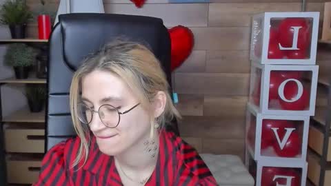 Snapshot of moon13152 chatting on 02-18-25, 10:03 Katrin online show from 02-18-25, 10:03