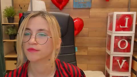 Snapshot of moon13152 chatting on 02-19-25, 02:01 Katrin online show from 02-19-25, 02:01