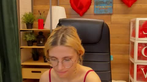 Snapshot of moon13152 chatting on 02-20-25, 07:19 Katrin online show from 02-20-25, 07:19