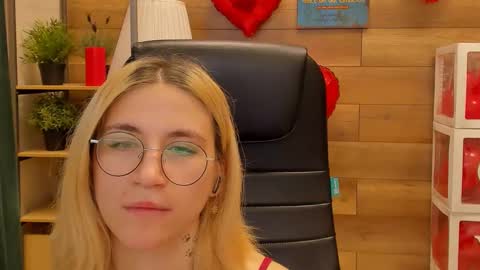 Snapshot of moon13152 chatting on 02-20-25, 10:26 Katrin online show from 02-20-25, 10:26