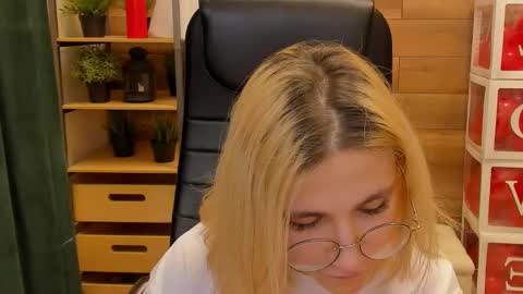 Snapshot of moon13152 chatting on 02-21-25, 03:23 Katrin online show from 02-21-25, 03:23
