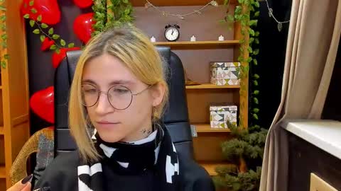 Snapshot of moon13152 chatting on 02-23-25, 09:16 Katrin online show from 02-23-25, 09:16