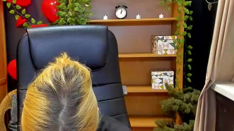 Snapshot of moon13152 chatting on 02-24-25, 01:24 Katrin online show from 02-24-25, 01:24