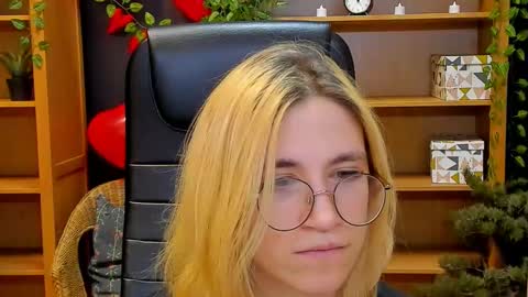 Snapshot of moon13152 chatting on 02-24-25, 04:27 Katrin online show from 02-24-25, 04:27