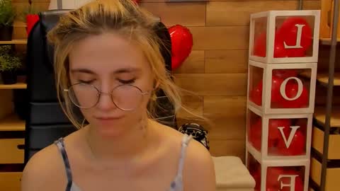 Snapshot of moon13152 chatting on 02-24-25, 08:03 Katrin online show from 02-24-25, 08:03