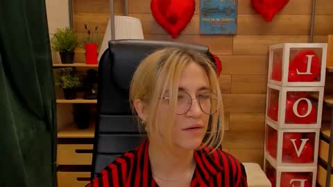 Snapshot of moon13152 chatting on 02-25-25, 04:21 Katrin online show from 02-25-25, 04:21