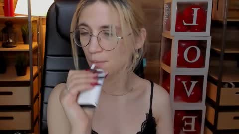 Snapshot of moon13152 chatting on 02-28-25, 07:14 Katrin online show from 02-28-25, 07:14