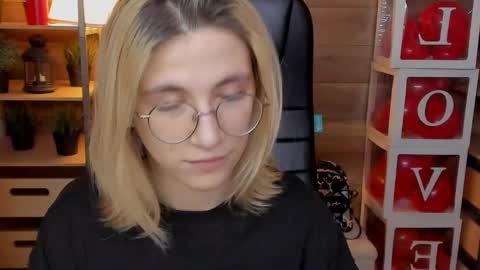 Snapshot of moon13152 chatting on 03-01-25, 02:15 Katrin online show from 03-01-25, 02:15