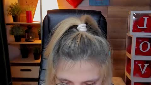 Snapshot of moon13152 chatting on 03-01-25, 09:04 Katrin online show from 03-01-25, 09:04