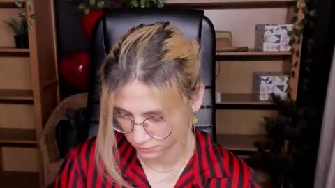 Snapshot of moon13152 chatting on 03-07-25, 04:22 Katrin online show from 03-07-25, 04:22