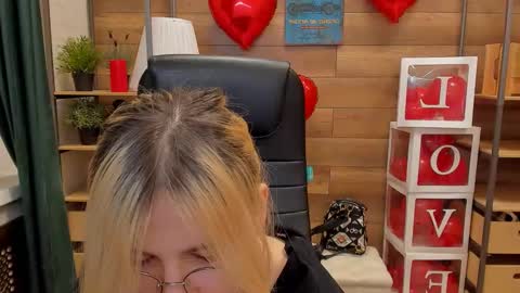 Snapshot of moon13152 chatting on 03-08-25, 09:08 Katrin online show from 03-08-25, 09:08