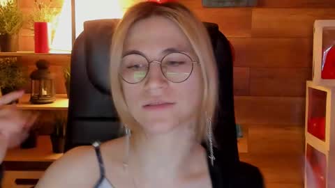 Snapshot of moon13152 chatting on 03-09-25, 02:18 Katrin online show from 03-09-25, 02:18