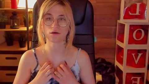 Snapshot of moon13152 chatting on 03-09-25, 05:22 Katrin online show from 03-09-25, 05:22