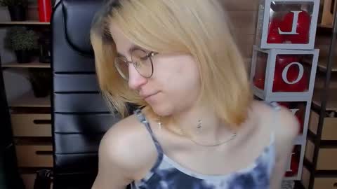 Snapshot of moon13152 chatting on 03-09-25, 02:54 Katrin online show from 03-09-25, 02:54