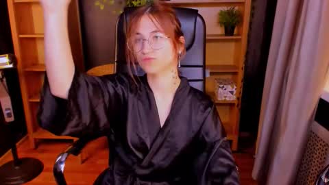 Snapshot of moon13152 chatting on 09-28-25, 07:19 Katrin online show from 09-28-25, 07:19