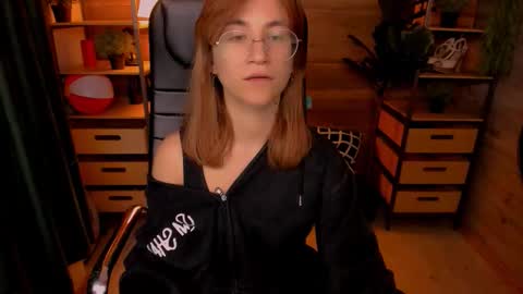 Snapshot of moon13152 chatting on 10-07-25, 08:39 Katrin online show from 10-07-25, 08:39
