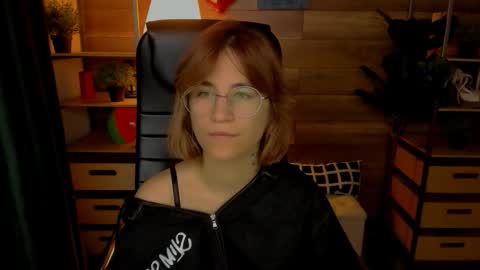 Snapshot of moon13152 chatting on 10-16-25, 09:38 Katrin online show from 10-16-25, 09:38