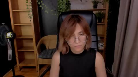 Snapshot of moon13152 chatting on 10-21-25, 05:35 Katrin online show from 10-21-25, 05:35