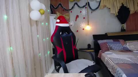 moon_and_fire_ online show from 12-04-25, 04:44