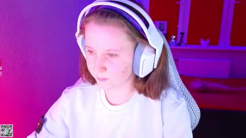 Lola online show from 11-25-25, 03:56