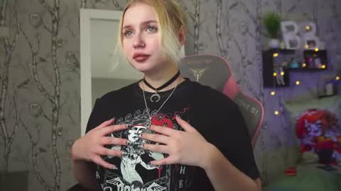 Snapshot of moon_valkyriie chatting on 02-06-26, 06:07 Emilia online show from 02-06-26, 06:07