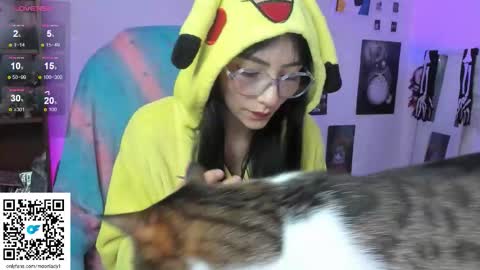 Snapshot of moonlady_ chatting on 10-28-25, 02:04 MOON online show from 10-28-25, 02:04