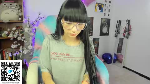 Snapshot of moonlady_ chatting on 11-07-25, 10:43 MOON online show from 11-07-25, 10:43