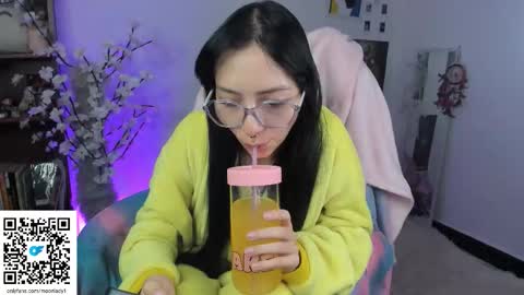 Snapshot of moonlady_ chatting on 11-16-25, 04:07 MOON online show from 11-16-25, 04:07